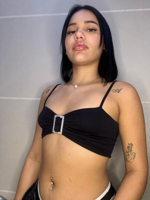 YOUNG LATINA AVAILABLE IMMEDIATELY CASH ONLY