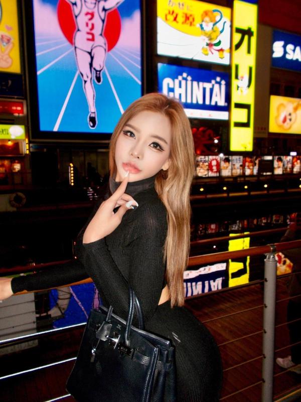 My name is Gina. I'm half Australian and half Thai. Then you don't have to be afraid that I won't look like the picture because I am a famous model in Thailand. With over 100,000 followers, I can defi