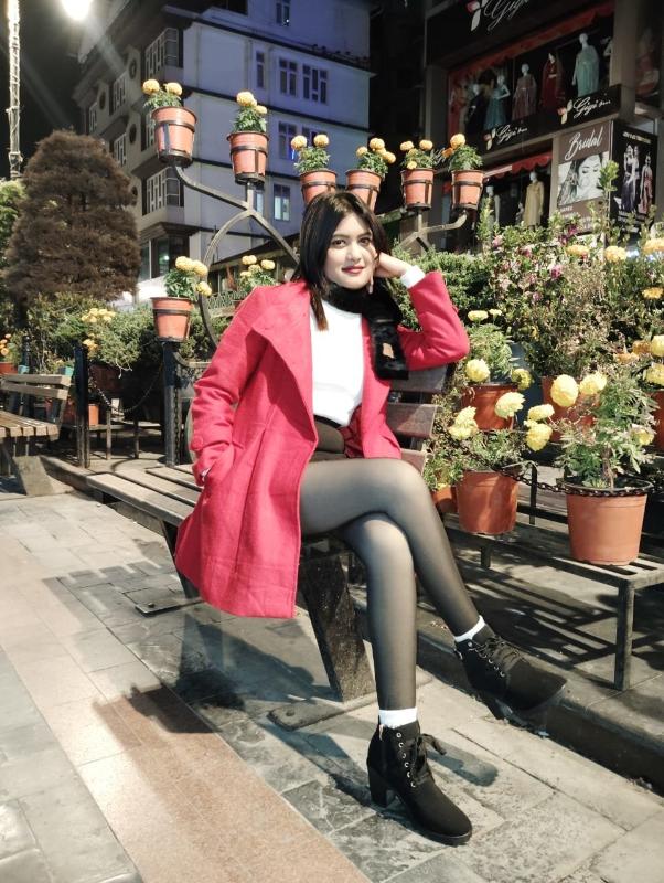 Hello guys’ I am Pari here. From kolkata 
I’m look like so beautiful I’m very heighted and so fair. People say I look very beautiful. Like Angele.
I am independent girl here no medal man in between yo