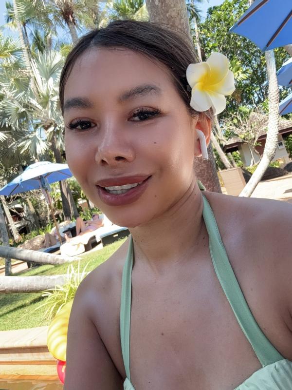 Hello, everyone! I offer relaxing massage services.