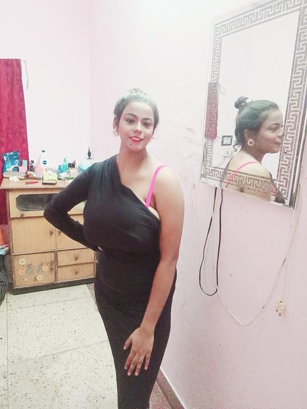 Hello this is simi I have big boobs 40”
I do meeting and video call show if u want genuine girl I am 
Meeting...I do all services blowjob without condom 
Bsm 
Body play 
Roleplay 
Gf experience 
And a