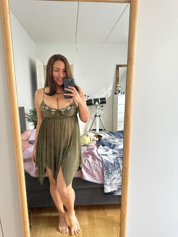 do offer PARTY packages like strip tease (also dildoshows/xxshow) and costume parties/champagne girl or me as eventgirl and sex with more +2 guys/girls and I welcome couples (as long it’s with mutual