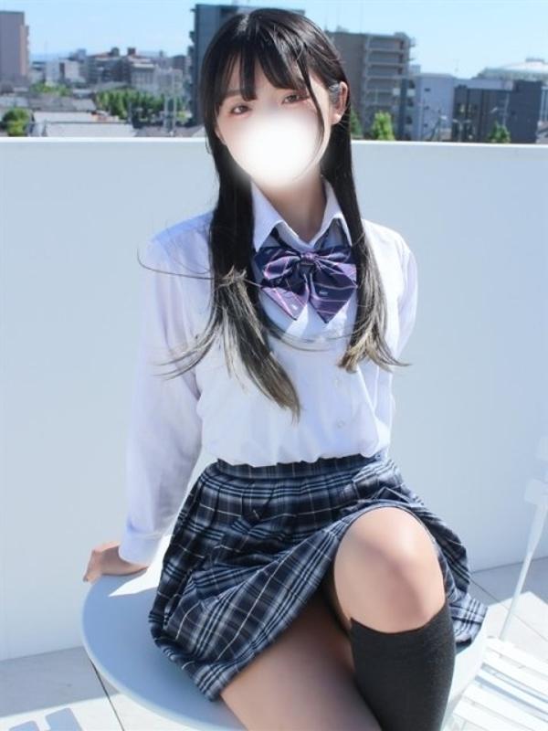 Although she looks neat and mature, she has a friendly and easy-going nature, as if she is always surrounded by her friends.
She has a slightly calm atmosphere, but when you talk to her, she naturally