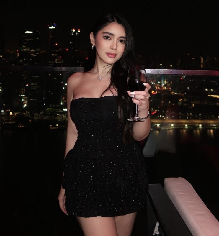 Hi Gentlemen 💋
I am Kira, 23 years old, singaporean mixed , a curvy sexy body, brown hair, white delicate milky skin.
