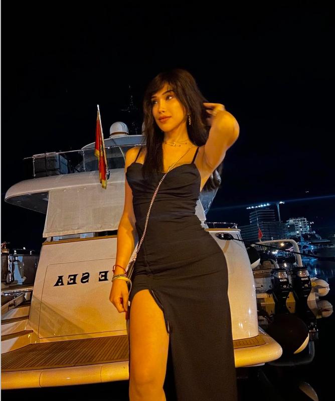 Hi friends I'm here for a short time! My photos are hot candy with a model appearance if you want to see me write to WhatsApp