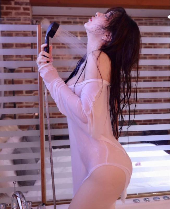 FUCK ME NOW! I’M YOUR BITCH FOR THE NIGHT