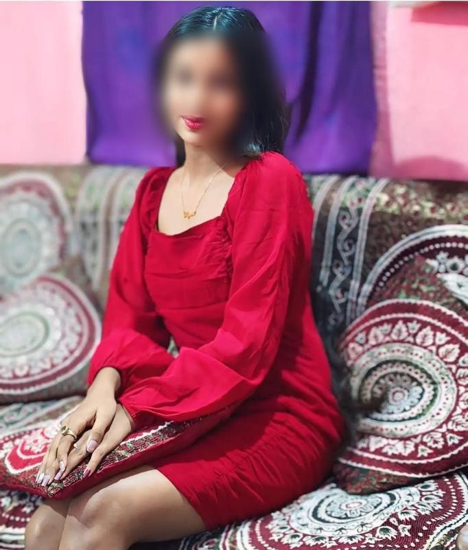 Welcome! I'm Shreya, your passport to enchanting moments and genuine connections. 🌹