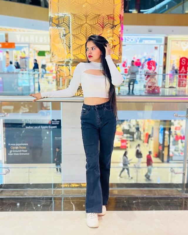 Hi there, boys. My name is Barsha Dey, and I am an independent escort. I am an ideal companion for men of good taste with curves to die for. My company is wonderful, and as you can see in my photo, I