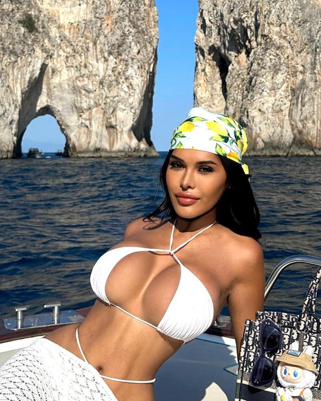 Hi guys. I am linly lovely Thai mix Columbia I am easy going , nice girl , big boobs, nice pussy, I can make you feel comfortable easy , 
   Looking forward to meet your guys ,, contact me on whatapp