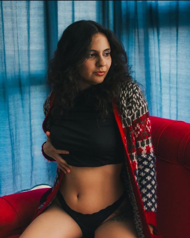 Hola! I'm Punto, your passionate camshow model from Argentina. With fiery Latin spirit and irresistible charm, I'll take you on an unforgettable journey through sensuality and seduction. Let's explore