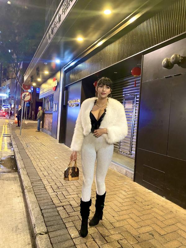 hi gent, i am Klier  from Canada ethnicity is Lebanese 24years old my height is 170cm with a golden skin and  curvy body  
my body size is 38 26 39  cup c natural boobs,  
my services are  sex-bj-gfe-