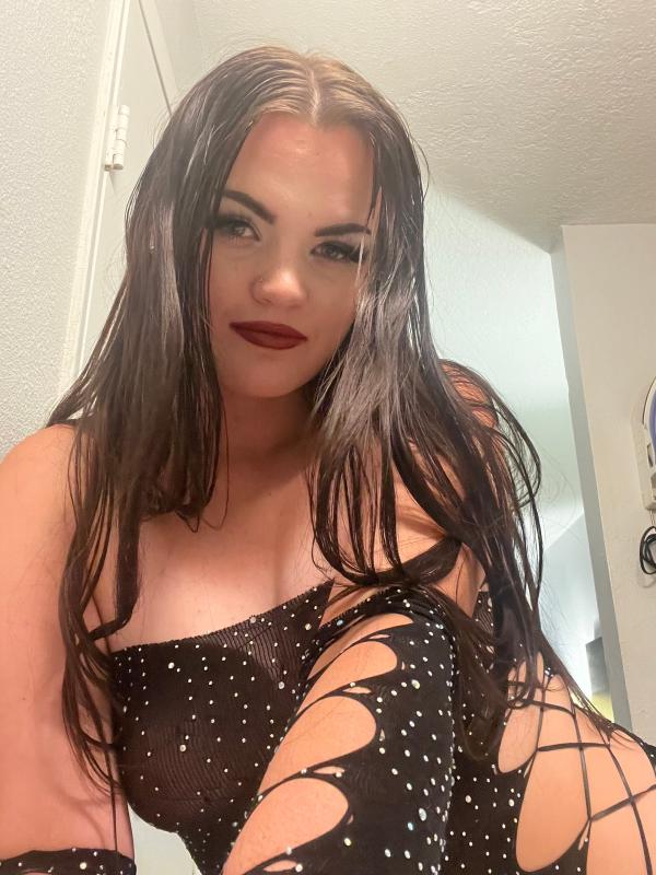 New in Town! 🌹 Petite Blue Eyed Beauty 💋 Cum see me 😘