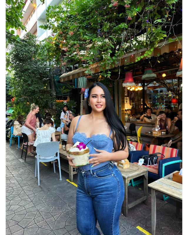 Curvy girl in Sukhumvit Bangkok