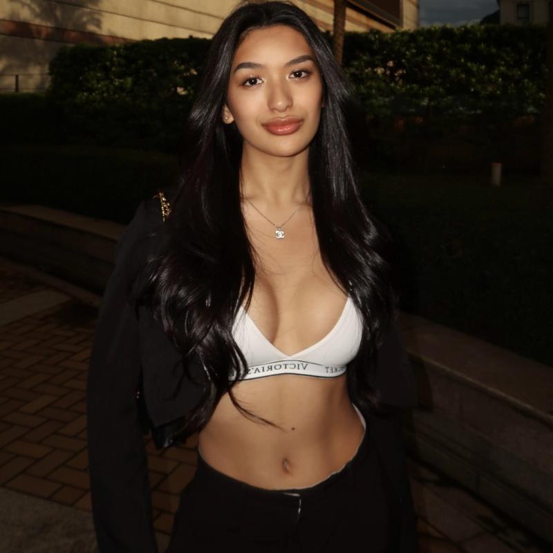 All-natural Oriental beauty ✨ Your dinner date, travel companion and part-time girlfriend 🛩️🥂 Hola, I'm Aly, twenty years of age and always ready to have fun and pleasure. A young delicate delight in