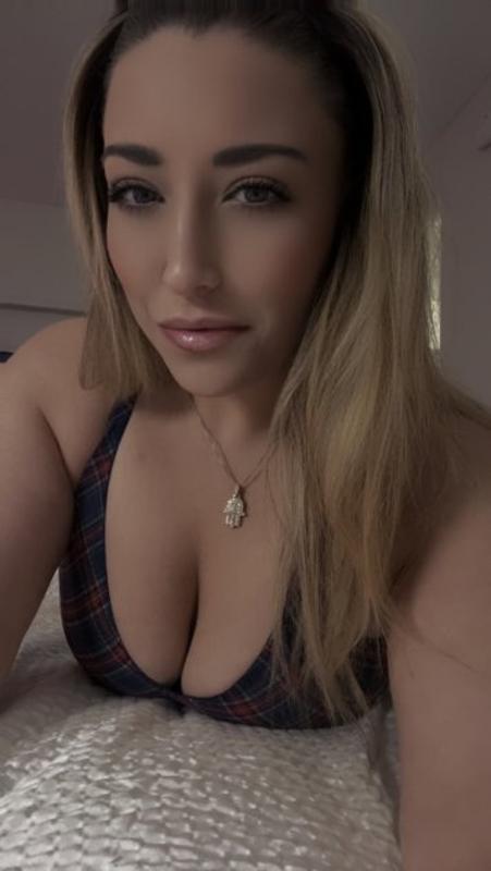 Upscale Curvy Bombshell