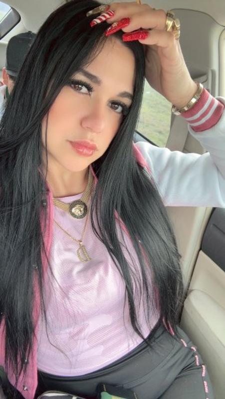 Hola amor estoy lista para divertirme un poco apretadita ven papasito