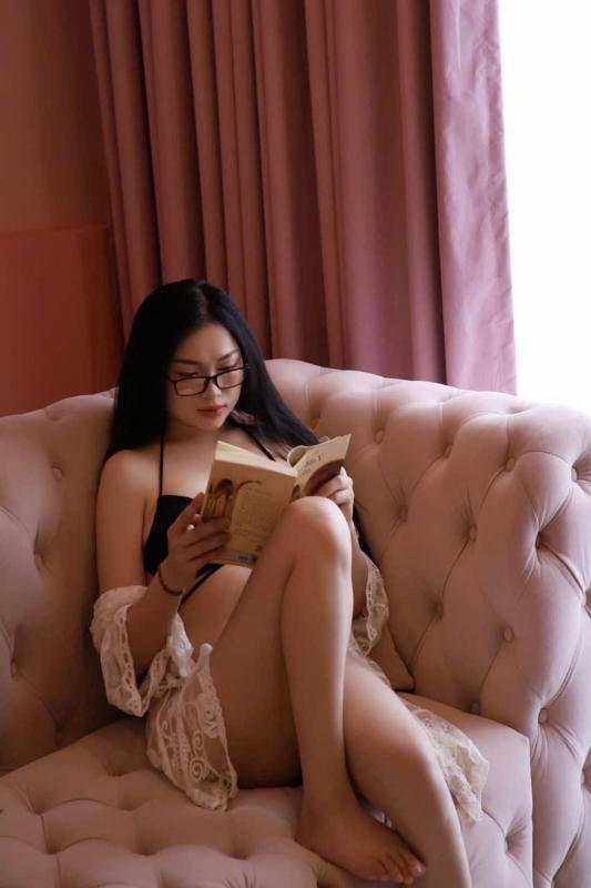 Hello gentlemen. 
I'm a cute girl, and it's my first time in SG too. Ladies and gentlemen, I've only been here for about a month, I'm in need of some money because my family is having a hard time. So
