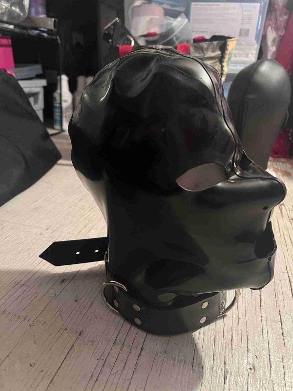 Have you dreamed about a beautiful, intelligent young woman commanding you to obey? Make you serve Her, please Her with your darkest desires. Well, you need not look further.
I am AnitaDomina find me