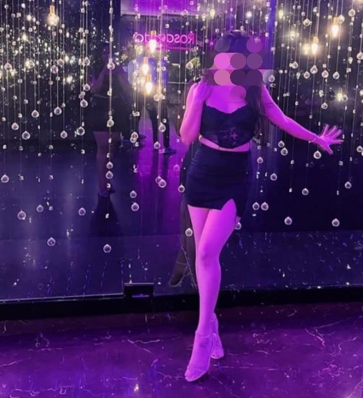 Hello darling.
Hello everyone hope you are well! My name is jesika. I am the perfect package of sweet face, perky breasts, toned body, and long legs with  curves. I am the perfect mixture of girl next