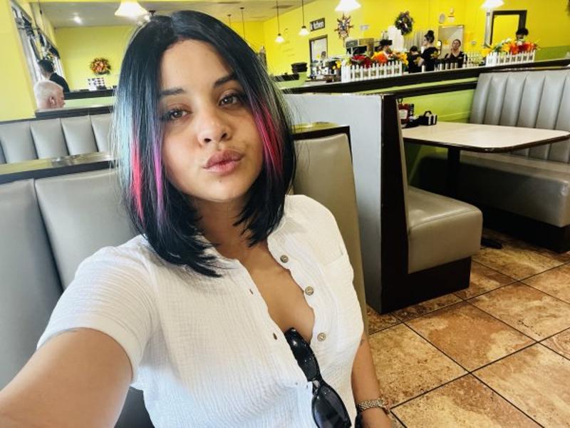Chica sexy latina lista para cumplir tus fantasías