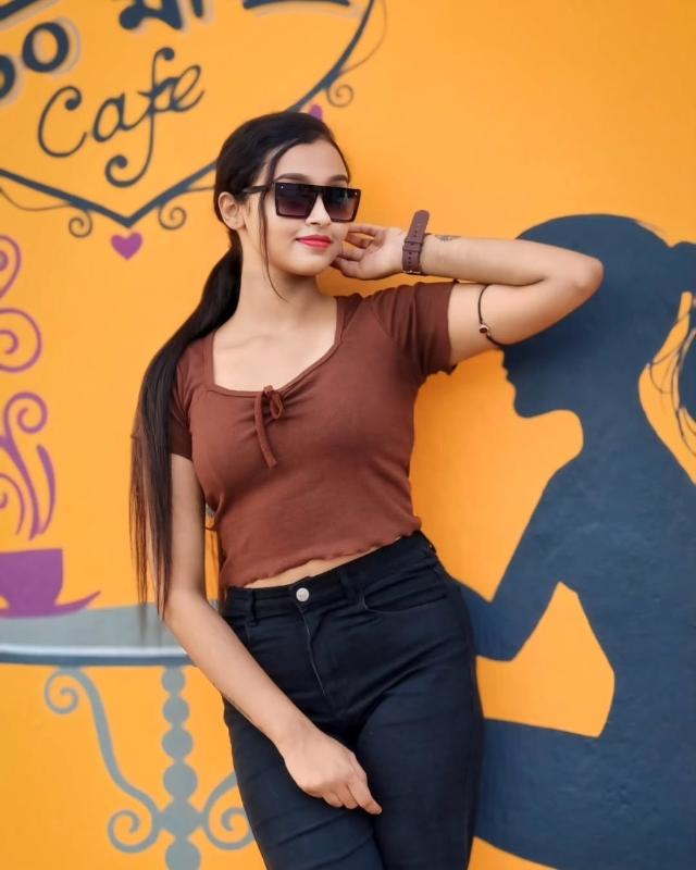 Hello there, my sweeties. My name is Shreya Roy, and I break all the rules in bed with a lovely 23-year-old independent call lady. Visit me, and you will notice that I am a hot girl that enjoys playin