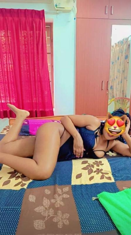Lina black a true goddess with perfect round and curvy body 
,curly hair , round pretty eyes and am a respectful and caring lady who is ready to fulfill your deepest fantasies and serve as your erotic