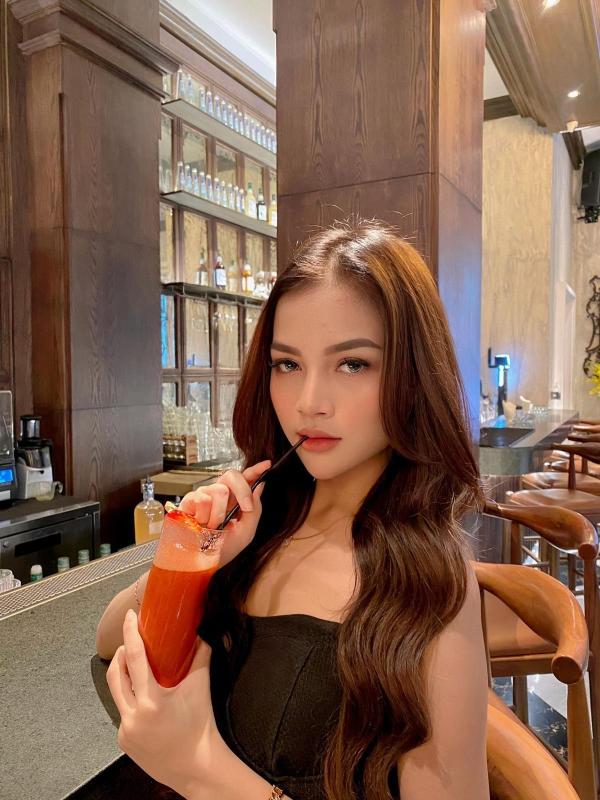 Hello darling, my name is Chanel Bee. Im a high class lady, well educated, clever, stylish, funny, spiritual and beautiful.
My Photos are real 100. I have all proofs. Do not try just to talk for nothi
