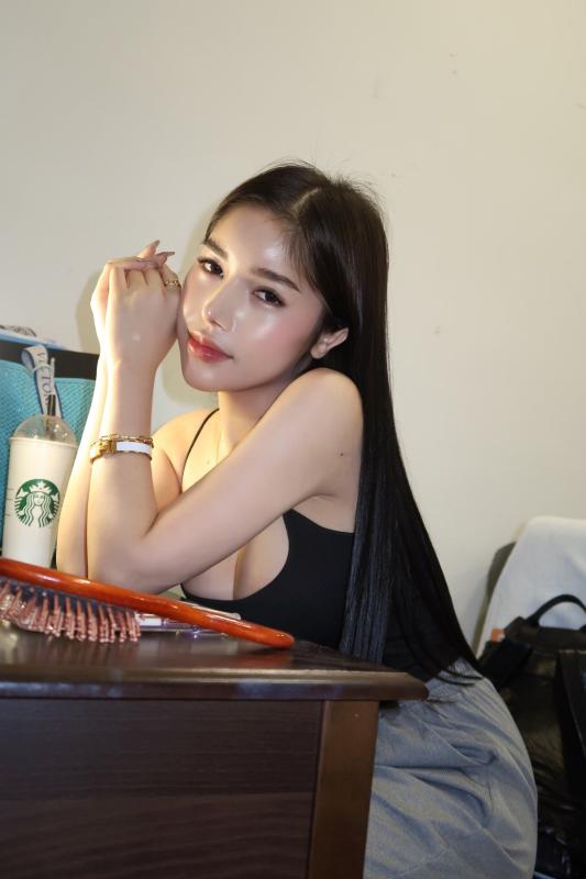 I am fantastic girl with a great attitude,half Vietnamese🇻🇳half Philippines,but i born in vietnam, i can speak chinese,and i am a kind nature. A fun-loving girl, I am full of energy and my passion for