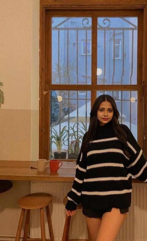 Soni this side, sweet and unforgettable hottie independent girl here. I'm just 26 year's old, young and sexy girl and having stats 35b-28-34.