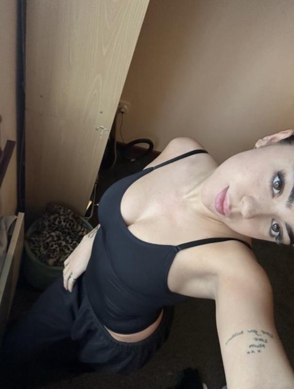 Sexy girl available for you 🍆👅