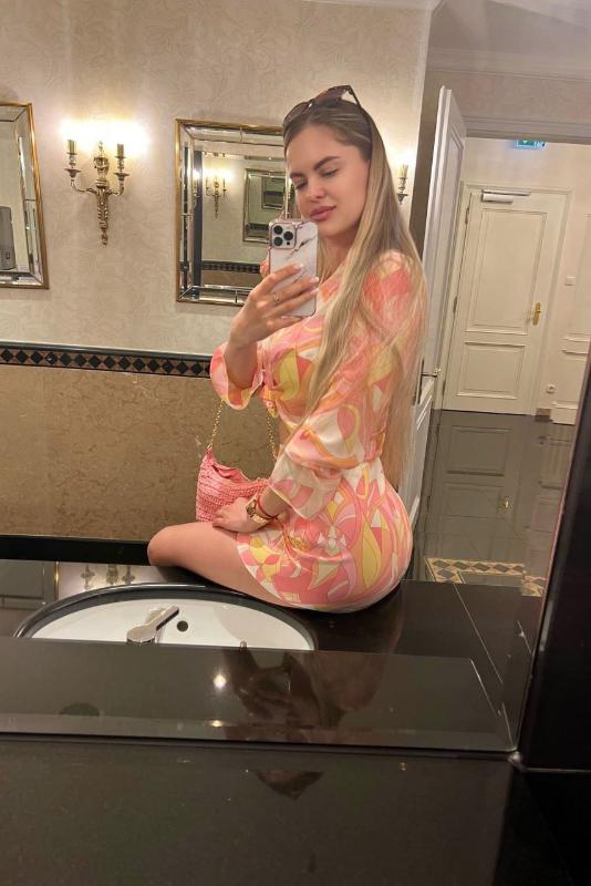 I am a girl who combines style, charm and intelligence.
Sincerity and refinement are my main qualities. I know how to surround with care, attention and create an atmosphere where it is easy to be your