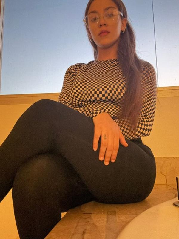 😛I am Colombian😋and I only accept cash, you can write to me, I am av