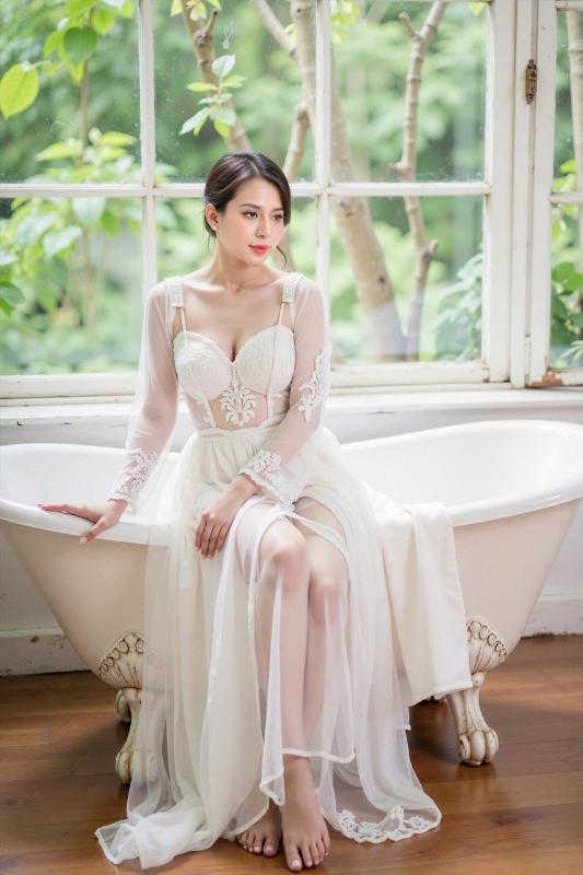 am Lona, from China, just rrived to Bangkok
Can't wait to meet you and spend a wonderful time together
I offer incall/outcall
                             Short time 5000 bht