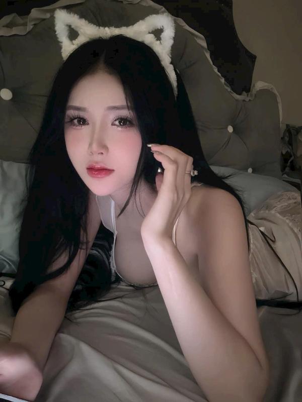 Hello everyone, I am a girl from Viet nam  I just arrived in Thailand . ✈️Airport - 🚉Sukhumvit -  🚢Silom
I am a girl who loves sweet romance, 
very suitable to be a girlfriend for dating and traveling
