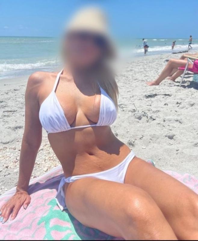 I am a beautiful, friendly, fit woman who enjoys giving pleasure.