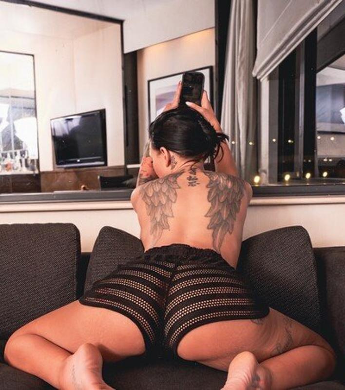 Glamorous 30-year-old Aussie with sparkling brown eyes, waiting to take you down the lane of your ultimate fantasy world. Come and greet me at Langtrees VIP Perth Gentlemen's Club! xxx