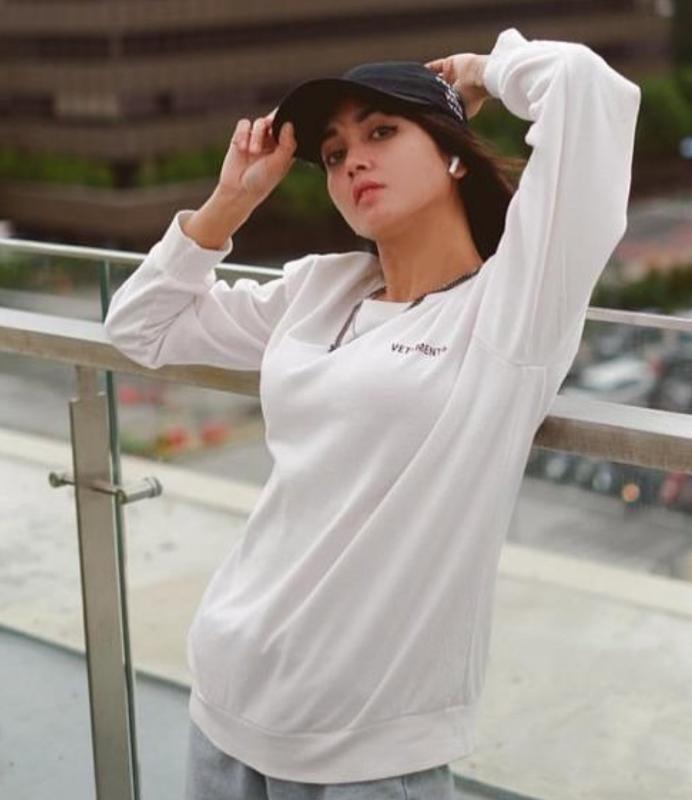 I am a 27-year-old girl, passionate and beautiful. I am a lady on the street, and a fox in bed. A high-class escort, who offers a lot of vice and elegance.
I love french blowjob and deep throat, which