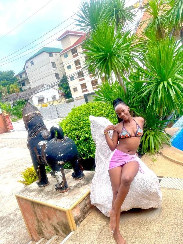 I'm sharot. Soft and sweet, and sophisticated. I am gentle and easy going by nature. I'm new to this job. Still shy but very naughty. I will give u a relaxing and romantic evening
