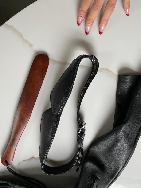 Madame GLO with all the secret to being the best dominatrix in the game,I am a Professional Dominatrix who offers real BDSM and Femdom experiences,As such, I create sessions based on your interests an