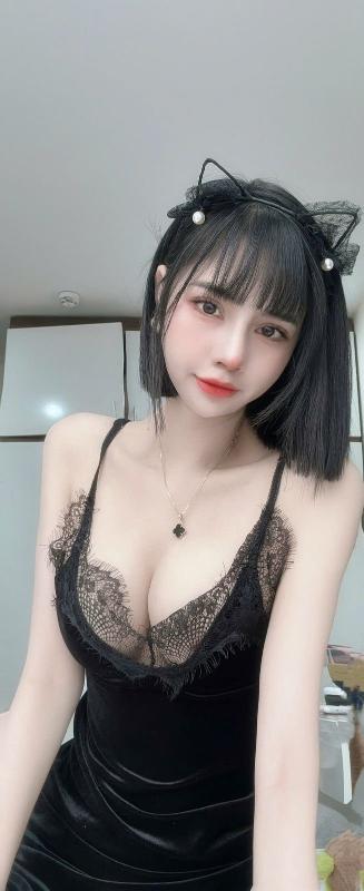 Hello there! My name is Suti . I may be young, but don't let my age fool you, for I am a skilled professional in the art of seduction and companionship.