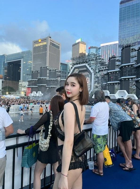 💋身高 170三围 36D
💋读高中在伦敦Burlington school UK🇬🇧
💋云南师范大学👩🏻‍🎓中文专业
💋魔鬼身材。真人真照 温柔不事 给你初恋般感觉
Real person real picture 100% 
Hi nice to meet you everyone here. My name is Vicky. I’m 25 years old. I’m freelance