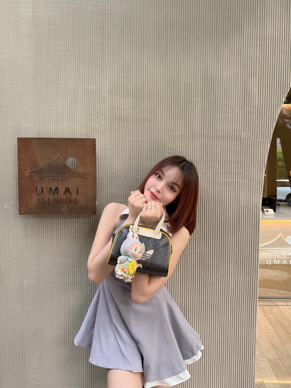 Hello dear 👩🏼
my name is Bell.I am a beautiful woman with bob hair and a good mood living in Phuket. If you want to meet me please send me a message and let's make an impression together.👩‍❤️‍👨